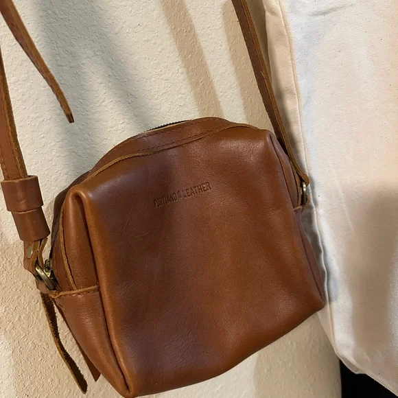 Portland Leather Cross Body - Picture 2 of 4